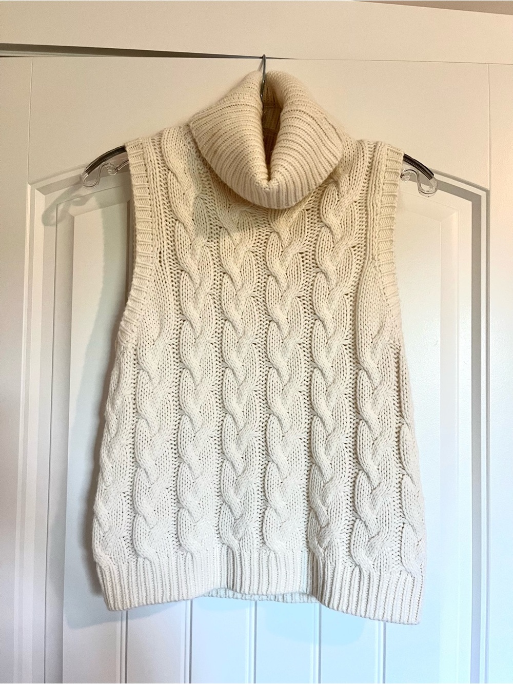 Gianni Bini Cream Cable-Knit Turtleneck Sleeveless Sweater
